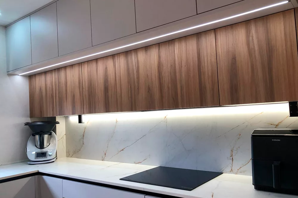 Minimalismo y calidez: un refugio moderno en la cocina